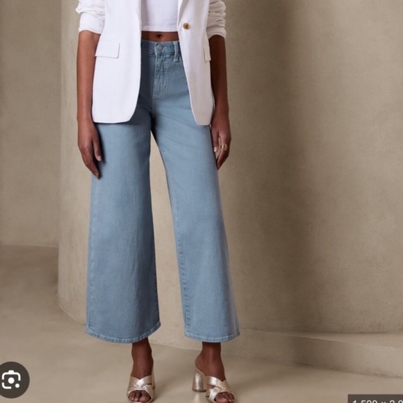 Banana Republic Factory Denim - Banana Republic Factory Wide Leg Crop jeans Light wash Size 30 / 10